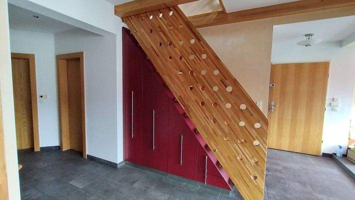 Aufgang OG mit Stauraum unter Stiege