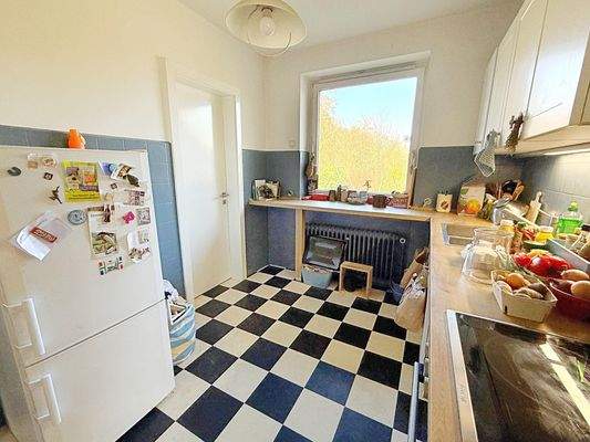 Küche mit Speisekammer