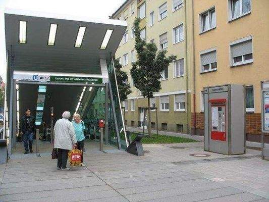 9. 3 Gehminuten zur U3.jpg