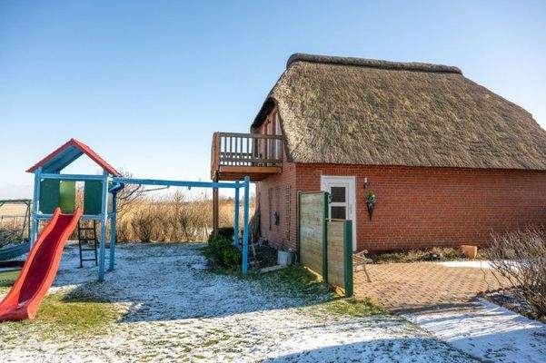 Nebengebäude mit Spielbereich und Terrasse.jpg