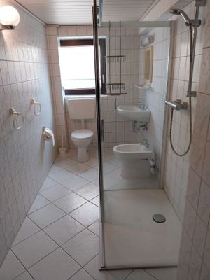 Bad mit Tageslicht &amp; bodentiefer Dusche im Wohnkel