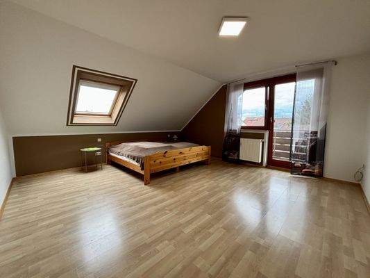 Schlafzimmer mit Zugang zum Balkon