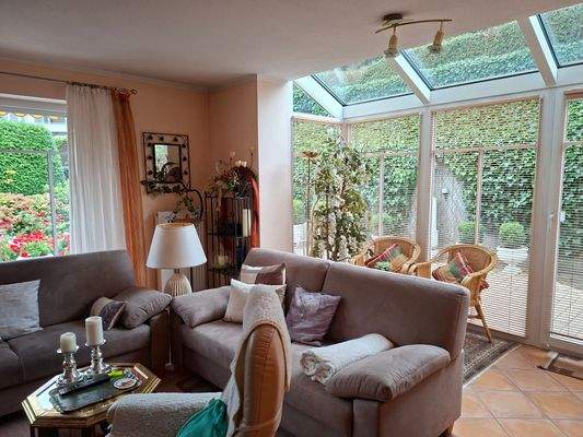 EG lichtdurchfl. Wohnbereich mit Wintergarten.jpg