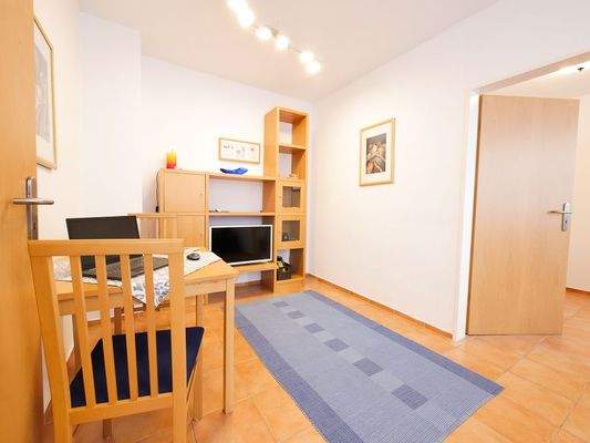 204 4 Wohnzimmer, Tisch (1 von 1).jpg