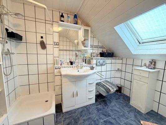 Bad im Dachgeschoss (vordere Doppelhaushälfte)
