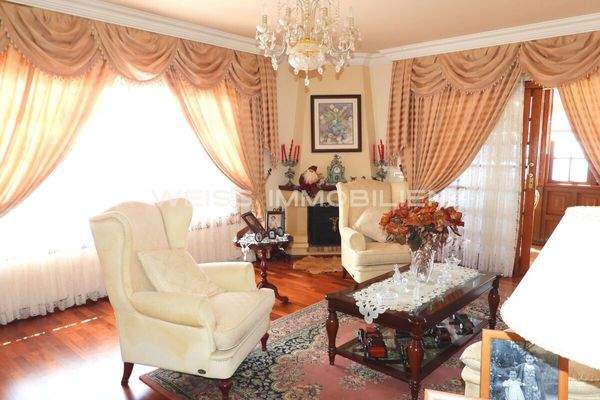 Wohnzimmer mit Eckkamin