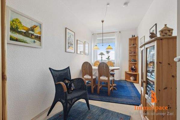 Esszimmer mit viel Tageslicht