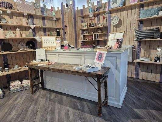 verfügbarer Tresentisch