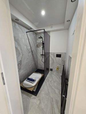 Badezimmer mit Dusche 