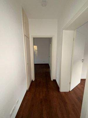 Langer Flur mit Holzboden
