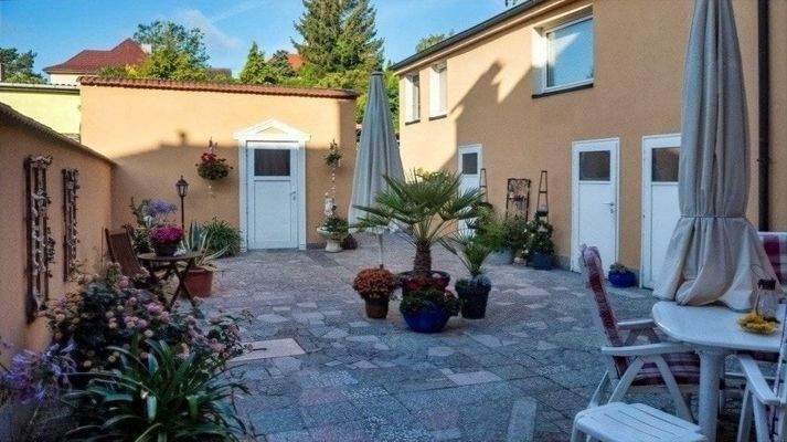 Hof mit Garage und Nebengebäude