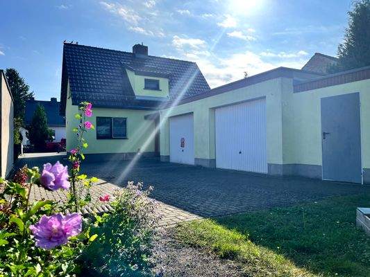 Innenhof Haus 2 mit Garagen