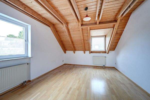 Kinderschlafzimmer – Warmes Ambiente durch Holzdecke im OG