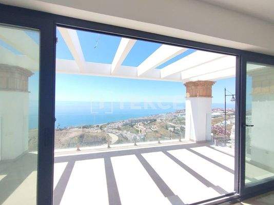 Sea View Houses with Communal Pool in Torrox