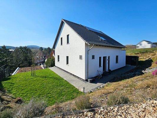 Rückwärtige Ansicht mit Zugang zum Haus und zu einem Feldweg