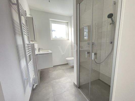 Tageslicht Bad mit großer Dusche