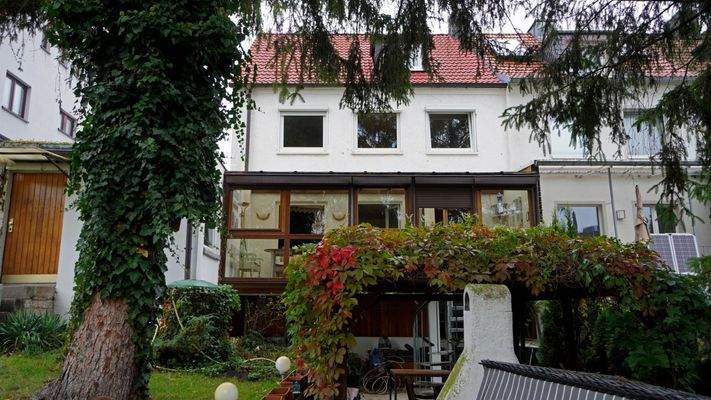 Rückansicht mit Blick zum Wintergarten