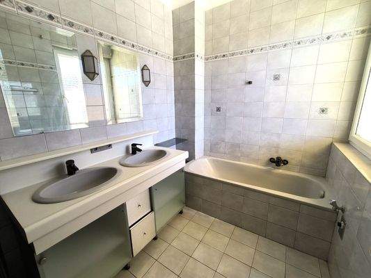 Badezimmer mit Badewanne und Dusche 2.OG