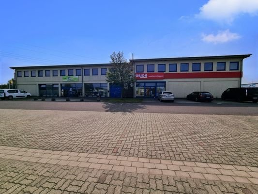 Eingang Fitnessstudio & Einzelhandel