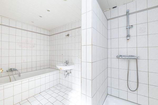 Badezimmer,  vordere Wohneinheit