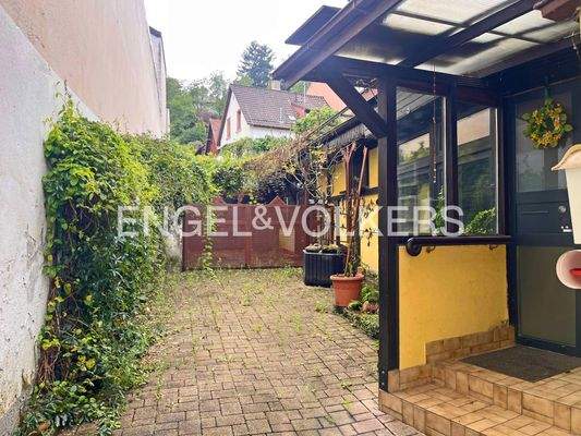 Blick vom Hauseingang in den Hof