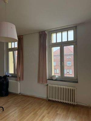 Wohnzimmer mit großen Fenstern