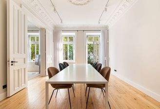 Hohe Decken, Stuck, klassische Schiebetüren, originaler Dielenboden, Zugang zum Gemeinschaftsgarten 