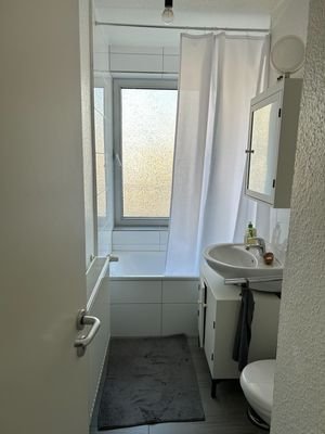 Tageslichtbad mit Wanne