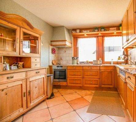 Einbauküche mit Massivholz und Granitarbeitsplatte