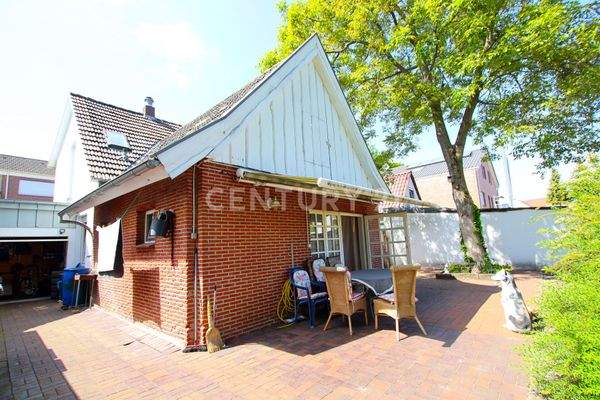 Terrasse und Zugang zur Garage