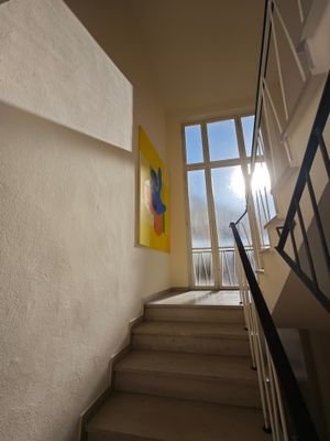 Lichtdurchflutetes Treppenhaus
