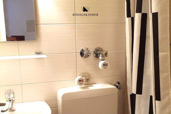 Bad mit Dusche und WC