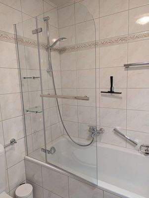 Badewanne mit Duschwand