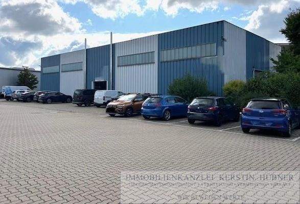 Große Montage-Lagerhalle mit Stellplätzen