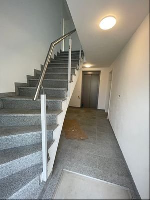 Treppenhaus mit Aufzug