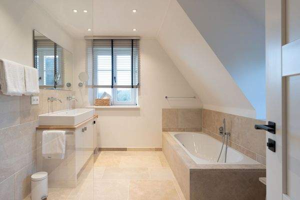 Vollbad mit sep. Dusche im Obergeschoss