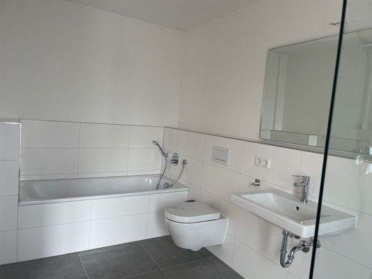 Badezimmer mit Wanne.jpg