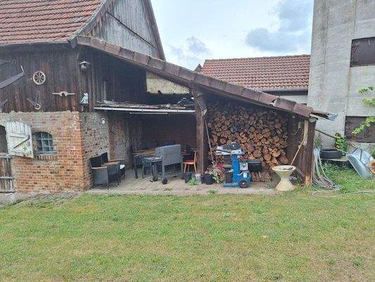 Rückansicht mit Holzlagerplatz