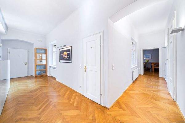 Wien-1.-Bezirk-Wohnung-Flurbereich-hell