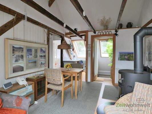 gemütlicher Wohnraum mit Esstisch