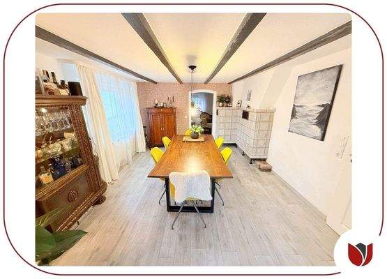 Offener Wohn-/Essbereich mit Kachelofen