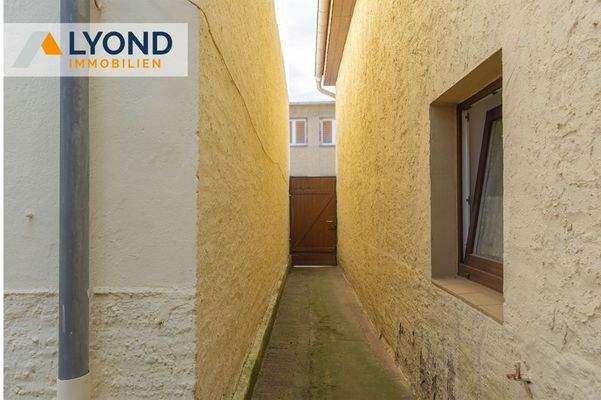 Seiteneingang neben dem Haus