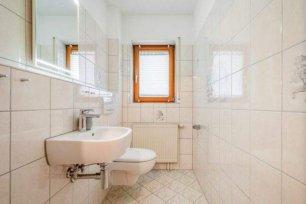 Gäste-WC mit Fenster