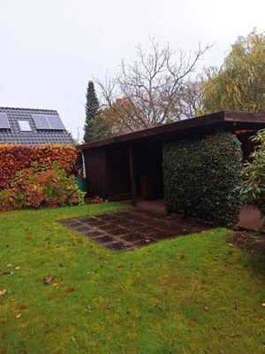 Garten mit Terasse und Carport