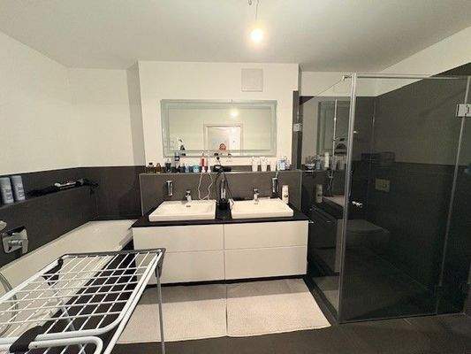 Modernes Badezimmer (aktuell)