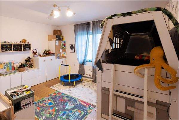 Helles Kinderzimmer mit großzügigem Raumgefühl