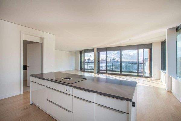 Exklusive Einbauküche mit Blick auf die Elbe