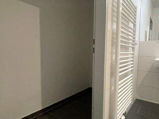 Weisser Heizkörper im Bad