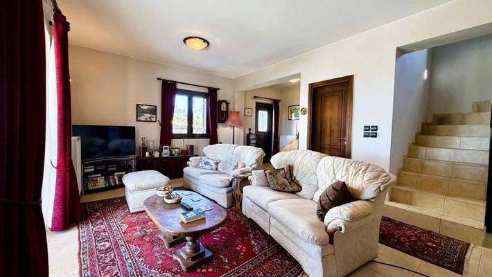 Villa mit Panoramablick auf Meer und weiße Berge auf einem 5.159 m² großen Privatgrundstück