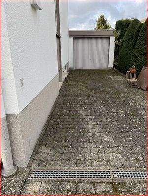 Garage rechts am Haus